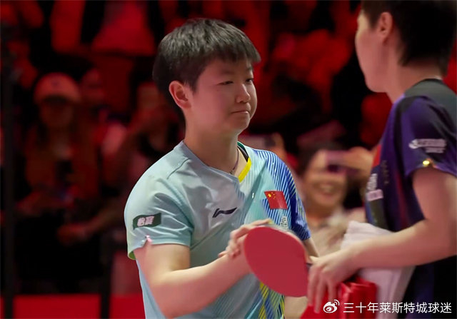 九游会官方网站-王曼昱领奖合影闹尴尬！被批评不和冠军握手，孙颖莎发声说明问题|女单|国乒|比赛|球迷|乒乓球_新浪体育_新浪新闻