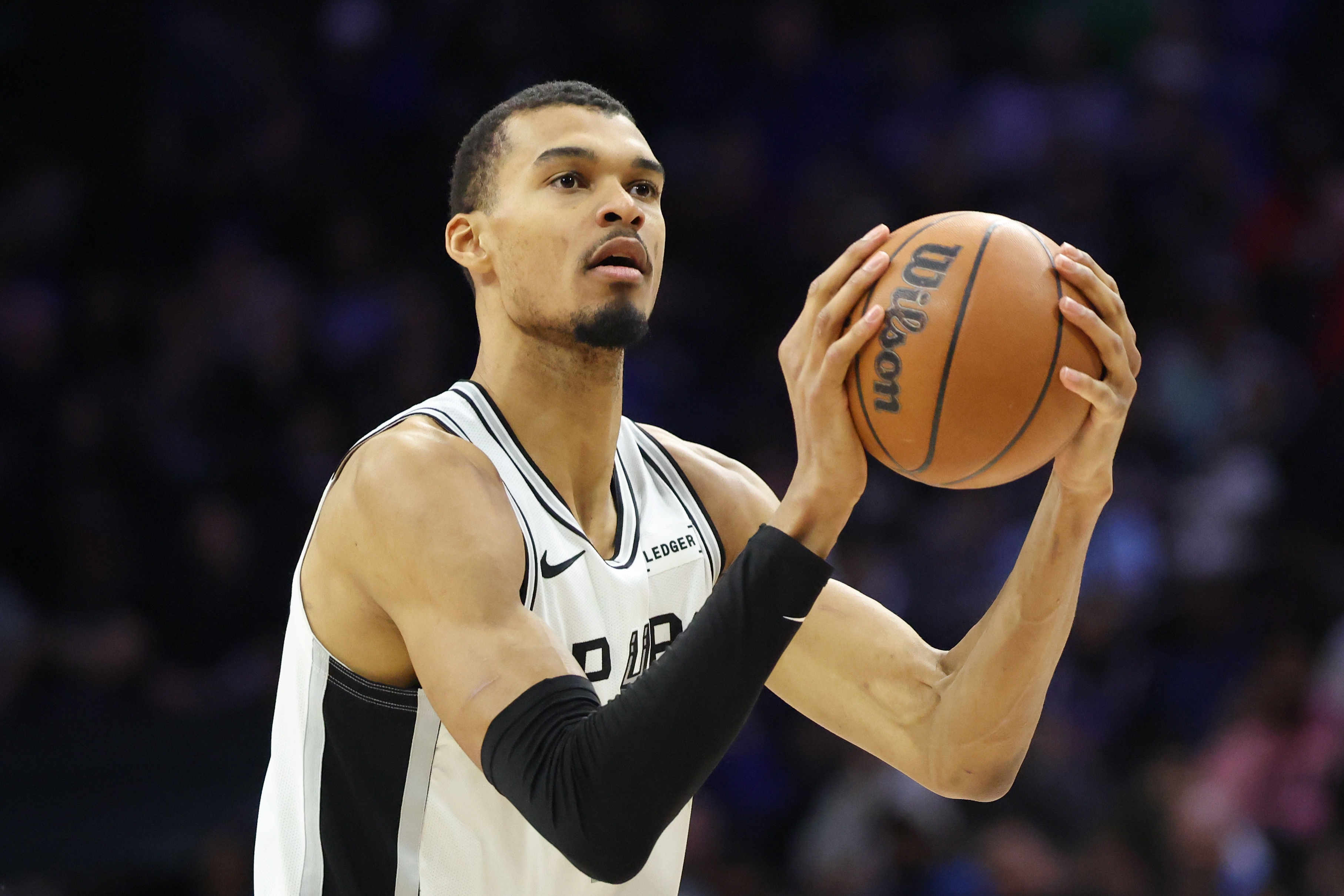 J9九游会-无所不能！文班拿球单打申京 转身后仰跳投打板命中